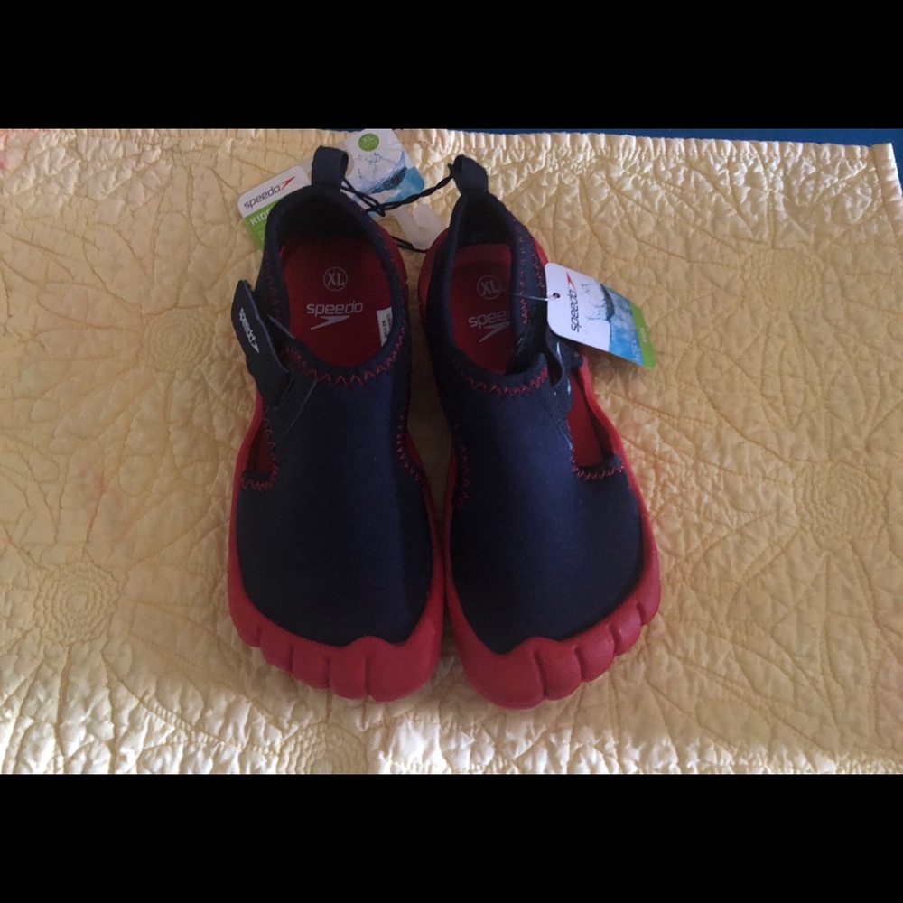 NEW Speedo water shoes
